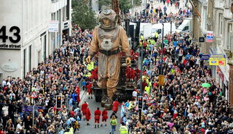 英国举办巨型木偶表演 机械小女孩身高9米